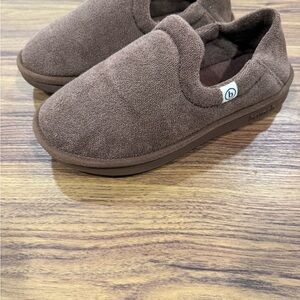 Brown unisex loafer slippers
